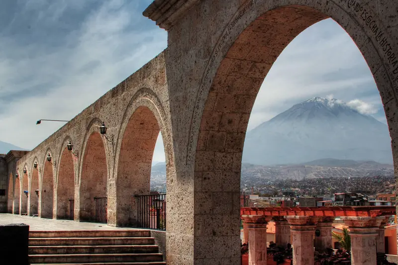 Arches of the Yanahuara viewpoint with El Misti volcano behind