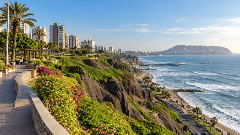 Acantilados verdes y malecón de Miraflores, en Lima, sobre el Pacífico