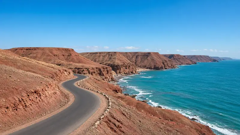 Carretera costera en el desierto de Paracas junto al océano Pacífico