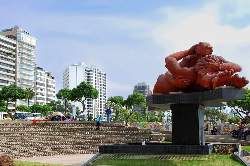 Parque del Amor in Miraflores with the “El Beso” sculpture and seafront buildings