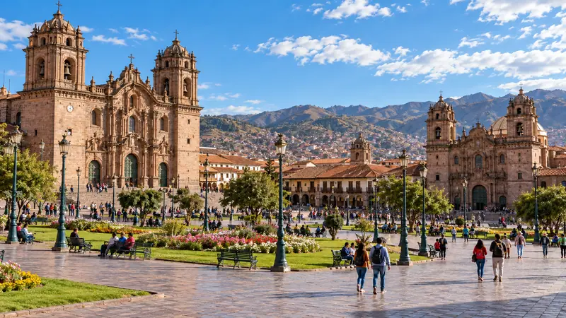 Plaza de Armas del Cusco con la Catedral y montañas al fondo