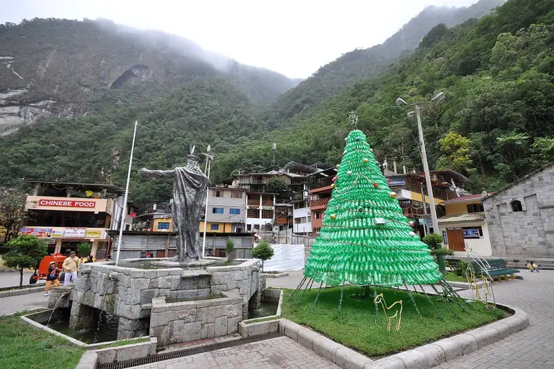 Main square of Aguas Calientes with the statue of Pachacútec